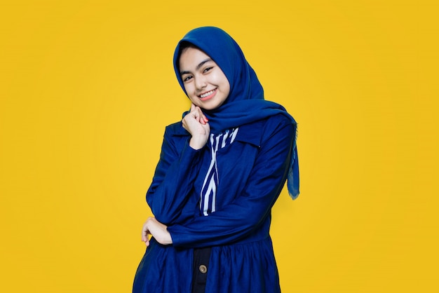 Photo asian woman smiling on yellow wall