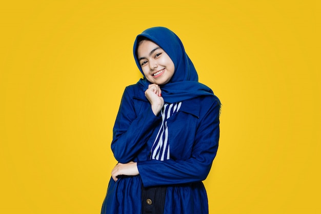 Photo asian woman smiling on yellow wall