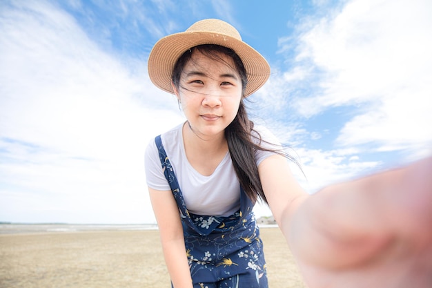 Азиатская женщина делает селфи на камеру в стиле утиного лица