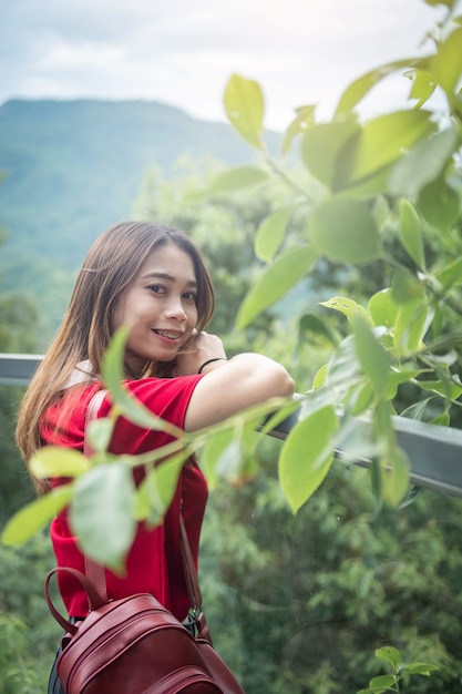 Photo asian woman tourist with red backpack iron walkway