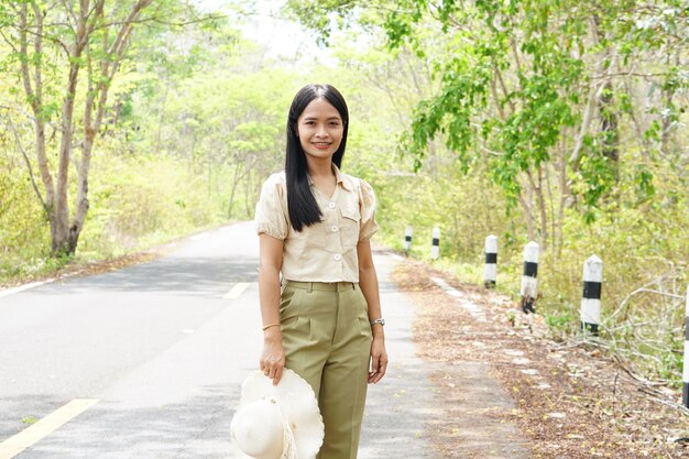 アジアの女性観光客は幸せそうに笑う