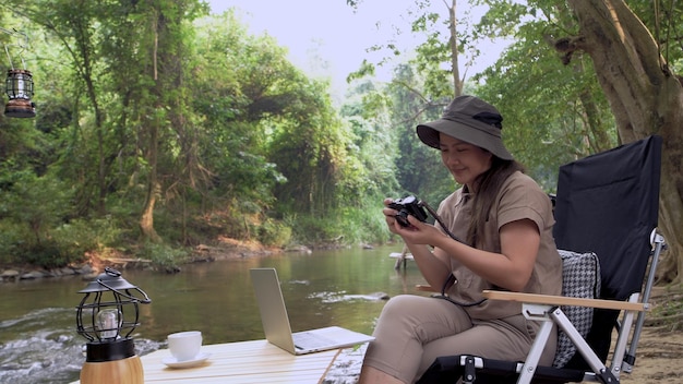 Foto viaggio asiatico della donna e campeggio da solo al parco naturale in tailandia. stile di vita di attività all'aperto di svago e di viaggio.