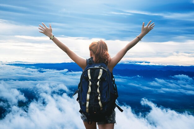 Foto il viaggio asiatico della donna si distende nella festa. in piedi sulla montagna