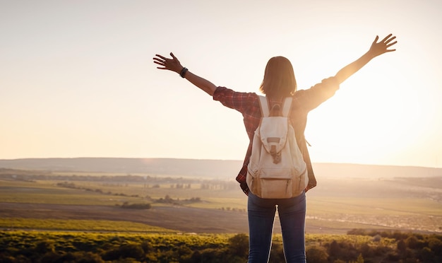 Foto viaggiatore asiatico della donna sul punto di vista sopra l'ora del tramonto