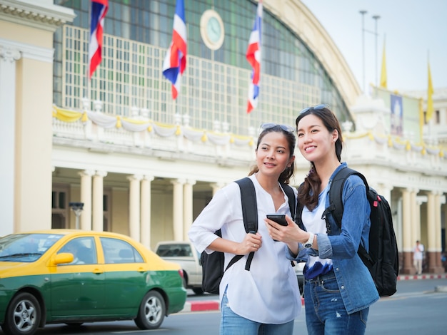 アジアの女性が携帯電話で旅行