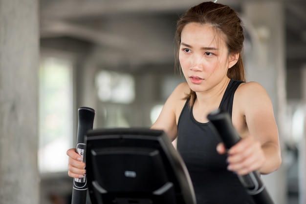 Photo asian woman on treadmill in the gym