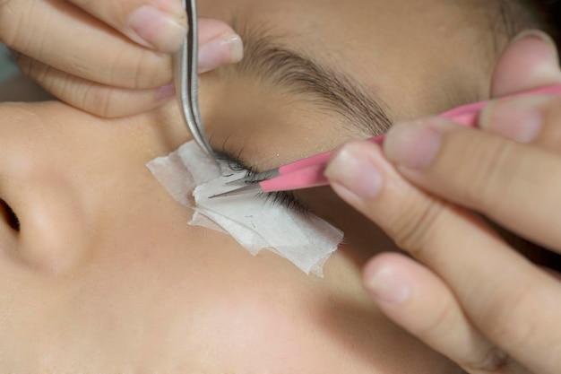 Photo asian woman undergoing eyelash extensions