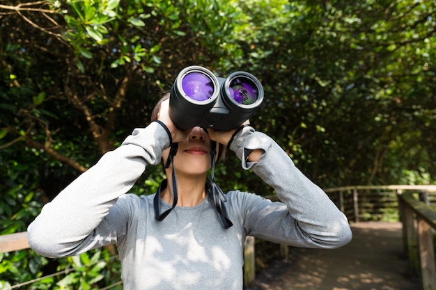 Photo asian woman use of the binoculars