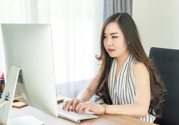 컴퓨터를 사용 하여 아시아 여자