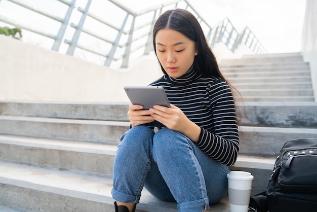 Photo asian woman using digital tablet.