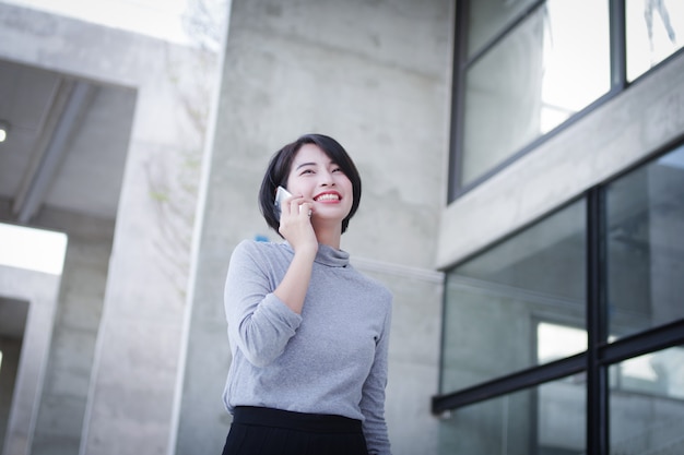 スマートフォンを使ったアジア人女性