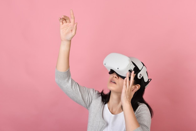 vr 안경을 사용하는 아시아 여성 가상 현실 헤드셋에서 손을 잡고 vr 기술 스튜디오 샷으로 새로운 경험을 즐기는 젊은 여성