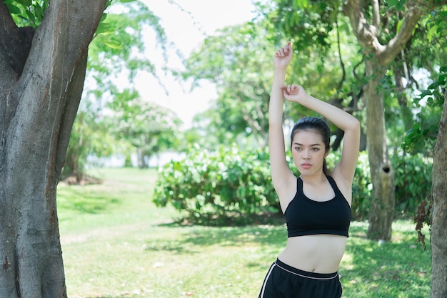 아시아 여성은 평생 동안 모닝슬림 소녀 운동으로 운동하기 전에 워밍업