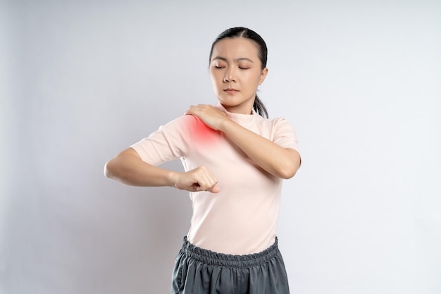 Foto la donna asiatica era malata e il dolore toccava il corpo con una macchia rossa isolata su sfondo bianco