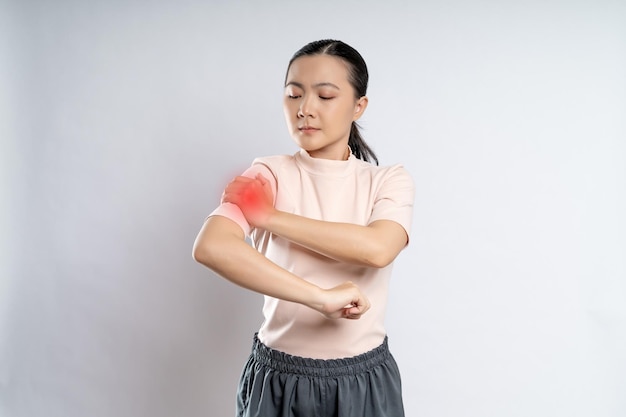 Foto la donna asiatica era malata e il dolore toccava il corpo con una macchia rossa isolata su sfondo bianco