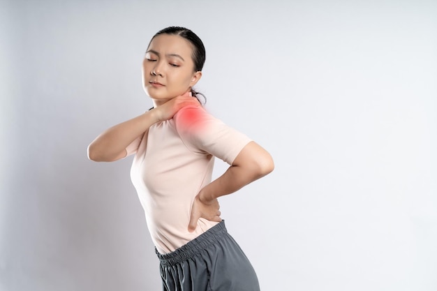 Foto la donna asiatica era malata e il dolore toccava il corpo con una macchia rossa isolata su sfondo bianco