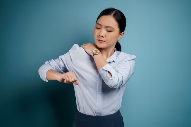 아시아 여자는 그녀의 몸을 만지고 신체 통증으로 아팠다.