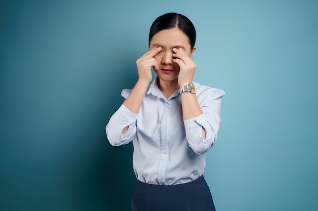 아시아 여성은 눈의 통증으로 아팠고, 그녀의 눈이 가려움증을 자극했습니다.