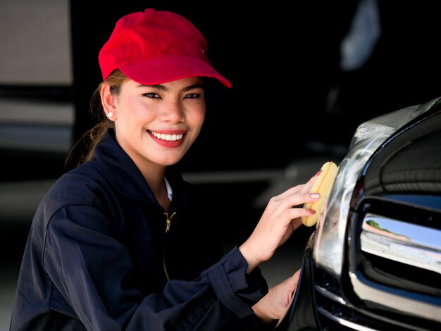 Photo asian woman washing car.