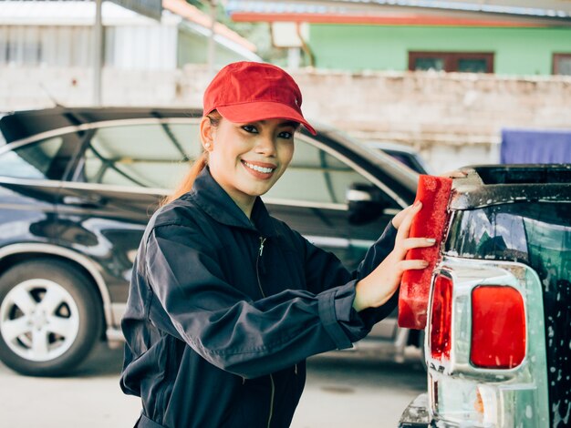 Photo asian woman washing car.