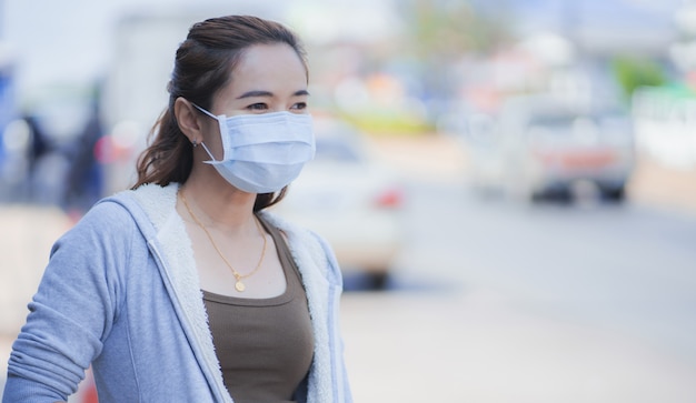 Фото Азиатская женщина в медицинской маске