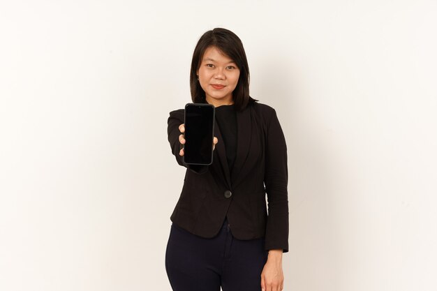 검은 양복을 입고 스마트폰을 들고 빈 스마트폰 화면을 보여주는 아시아 여성
