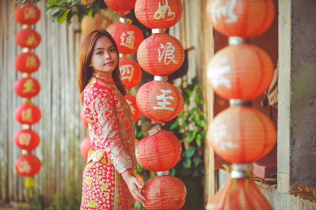 Photo asian woman wearing cheongsam traditional red dress on chinese new year travel