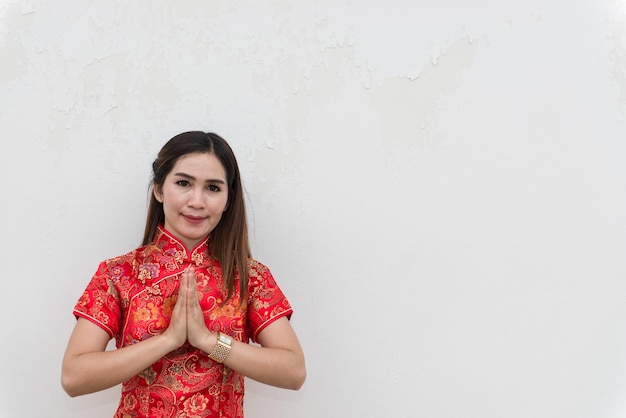 Foto cheongsam d'uso della donna asiatica