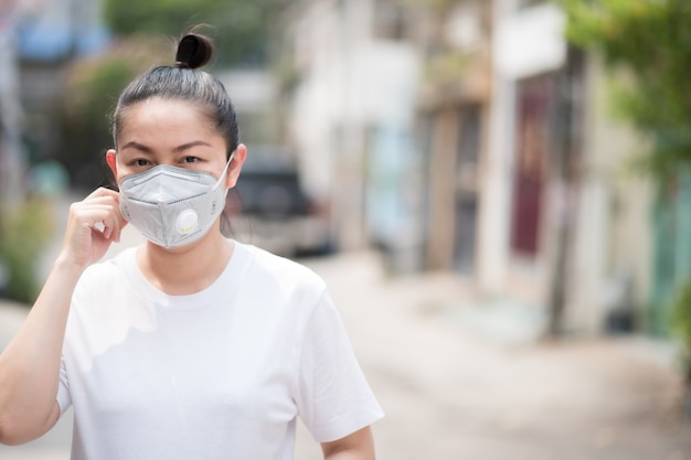 マスクをかぶったアジア人女性午後2.5時のほこりやコロナウイルスを防ぐために、covid 19