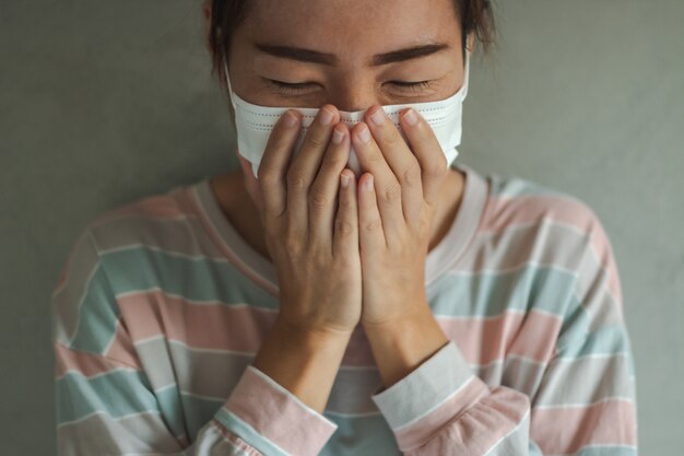 보호 위생 마스크를 착용하는 아시아 여자