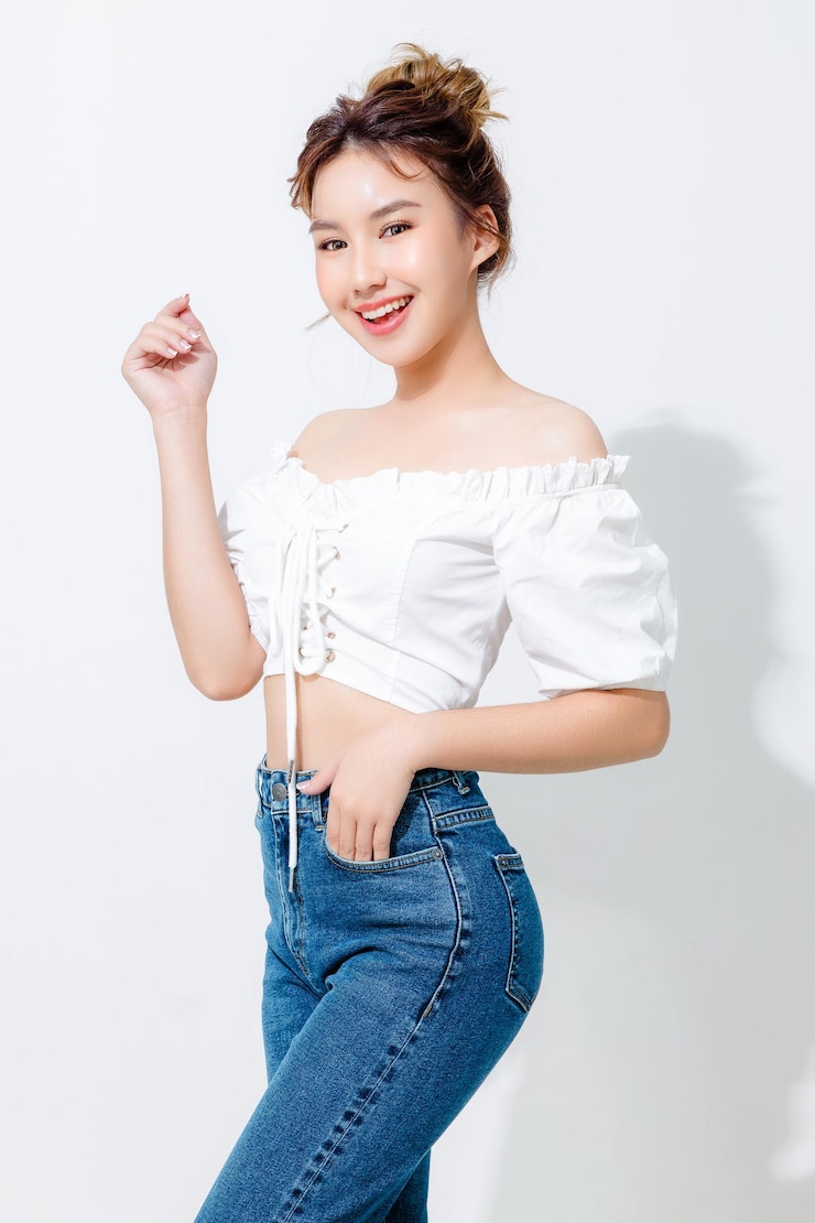美麗的臉部和完美的身體清潔的新鮮皮膚的亞洲女人 自然化<unk>和閃<unk>的眼睛在白色隔離背景的女性模特兒肖像 身體護理整形外科
