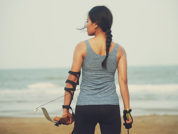 Photo asian woman with bow arachery