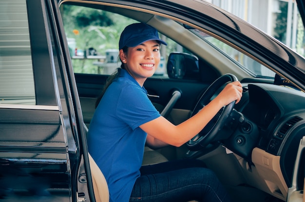 車でアジアの女性。