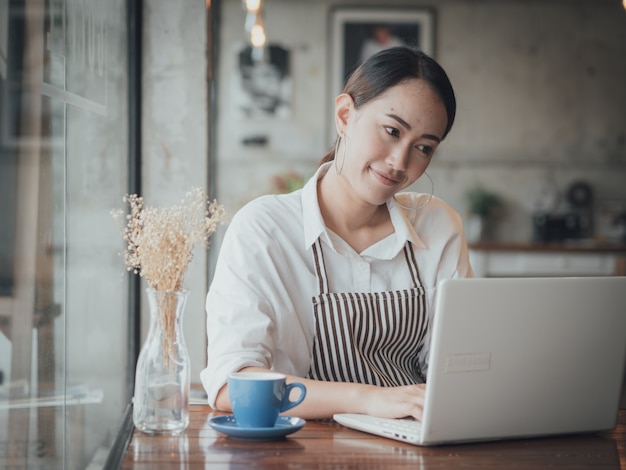 Foto donna asiatica con caffè nella caffetteria