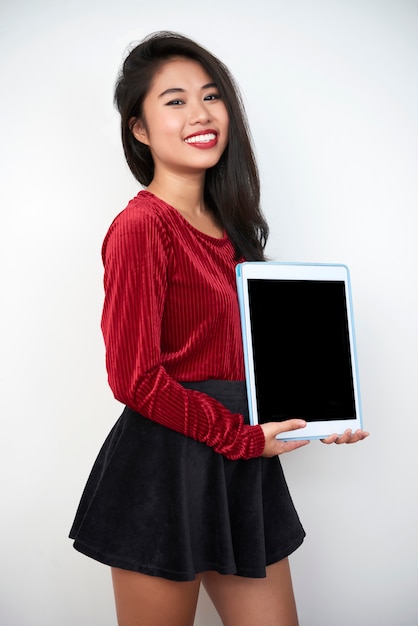 Азиатская женщина с цифровым планшетом