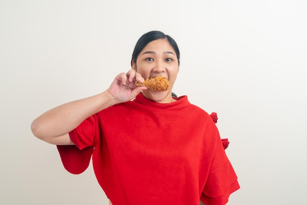 Photo asian woman with fried chicken on hand