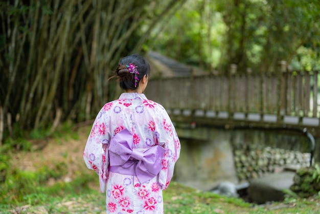 田舎で日本人のユカタとアジア人女性