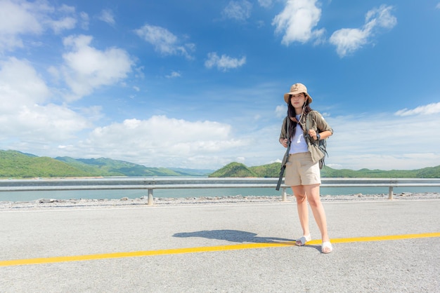 メーモ貯水池の背景を持つアジアの女性ランパーン県