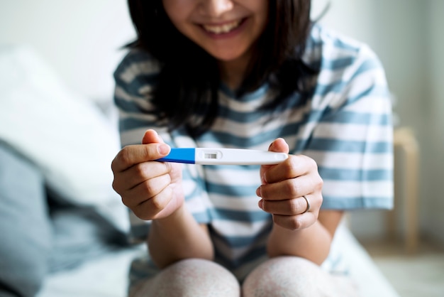 Photo asian woman with a positive pregnant test