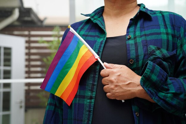 Foto donna asiatica con bandiera arcobaleno lgbt diritti dei simboli e uguaglianza di genere lgbt pride month a giugno