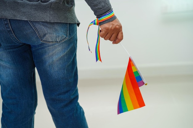 Donna asiatica con bandiera arcobaleno lgbt diritti dei simboli e uguaglianza di genere lgbt pride month a giugno