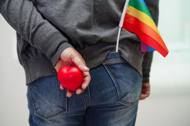 Donna asiatica con bandiera arcobaleno lgbt diritti dei simboli e uguaglianza di genere lgbt pride month a giugno