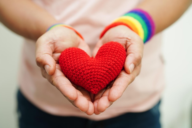 Foto donna asiatica con bandiera arcobaleno simbolo lgbt diritti e uguaglianza di genere lgbt pride month