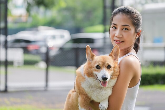 ウェールズのコーギーペンブローク犬とアジアの女性