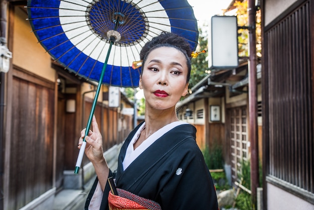 Photo asian woman with yukata walking in kyoto, japan