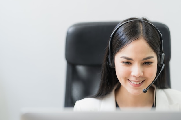 Photo asian woman working in a call centre