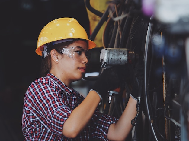 Donna asiatica che lavora nel garage della fabbrica