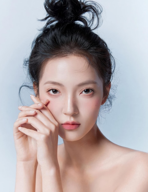 アジアの女性化品をテストする女性美しい顔を化する女性