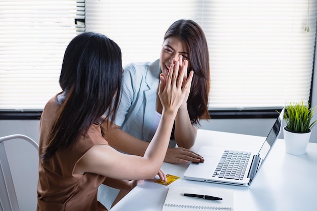 사진 아시아 여성과 그녀의 친구들은 재미있고 평온한 방식으로 온라인 쇼핑을 합니다.