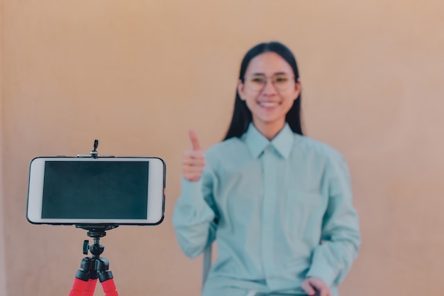 아시아 여성은 온라인 비디오 블로거 교육 클래스 온라인 기술입니다